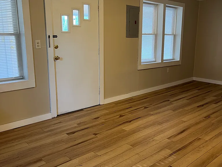 220 1/2 E Hamilton St — Photo 5