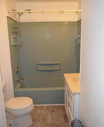 Bathroom (1st floor)