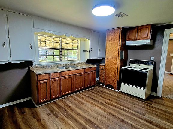 4th image of 310 Green St