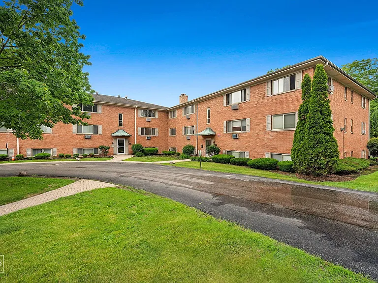 Welcome Home to 300 N Brockway Court — Photo 5