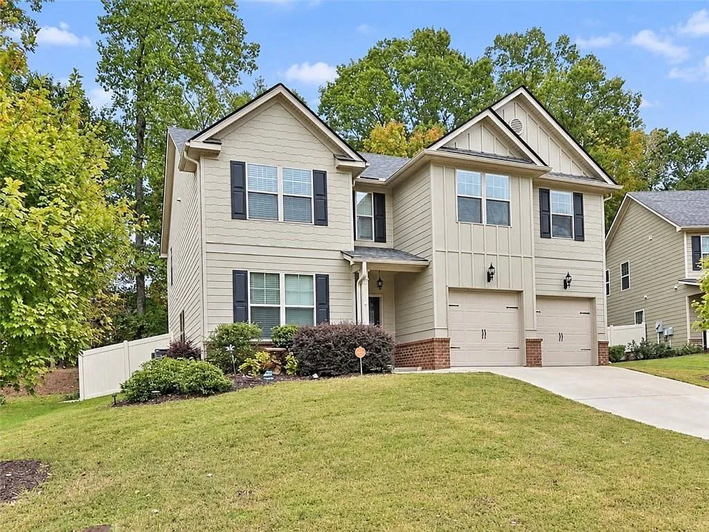 4 bed, 2.5 bath, 2796 sqft, $2,400 — Photo 1