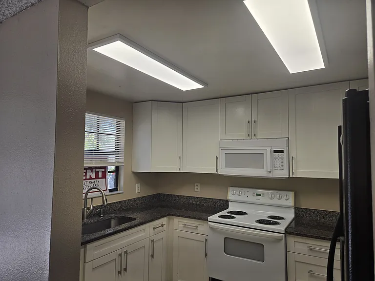 1910 W Sligh Ave #E103 — Photo 4
