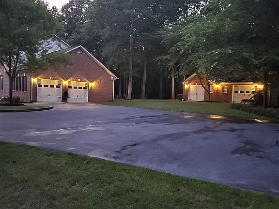 4th image of 40 Nottingham Dr