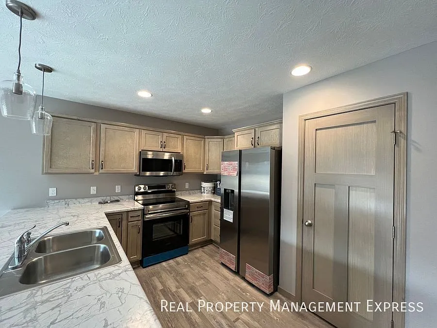 3 Bed 2.5 Bath Townhome w/ Two-Stall Garage in Western SF — Photo 2