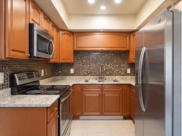 227 CASTLEWOOD Drive #207, North Palm Beach, FL 33408
