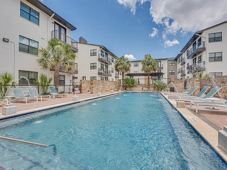 Vue Live Oak — Photo 26