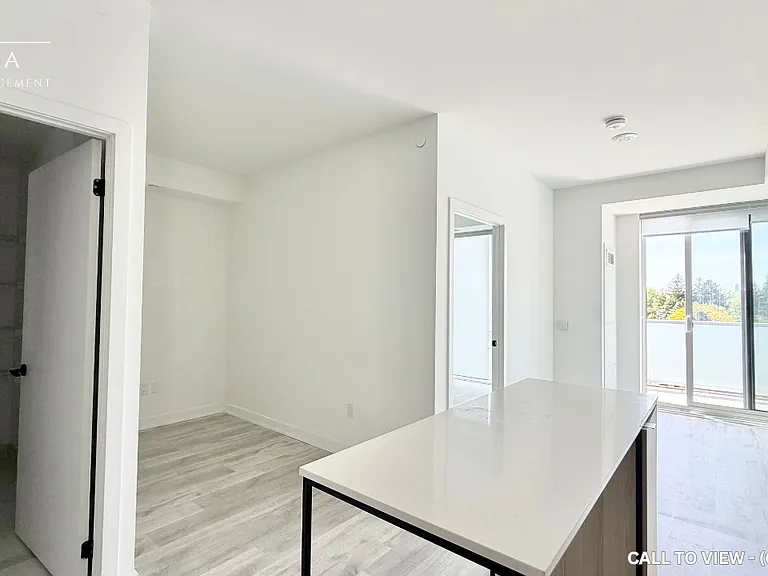 215 Lakeshore Rd W #528 — Photo 1