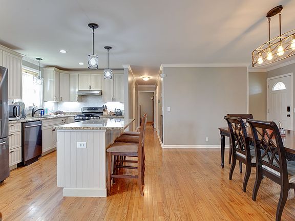 4th image of 124 Chevy Chase Trl