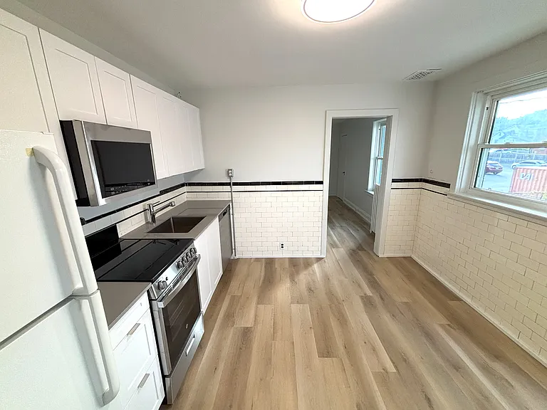 178 Mississaga St E — Photo 10
