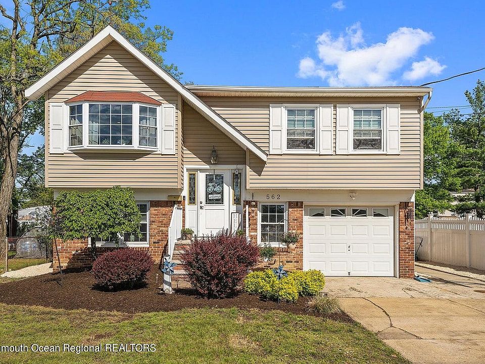 1st image of 562 Palmer Avenue