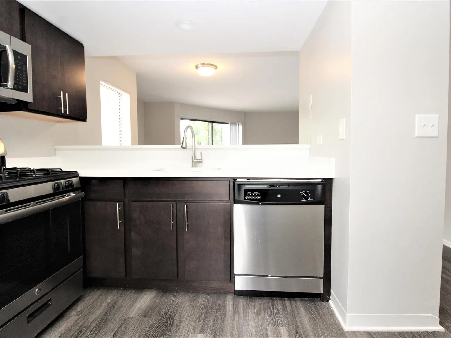 1 bed, 700 sqft, $3,162 — Photo 4