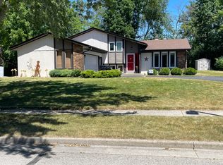 1247 Timber Rdg, Pewaukee, WI 53072