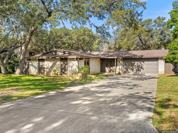 127 Canyon Oaks Dr, Hollywood Park, TX 78232