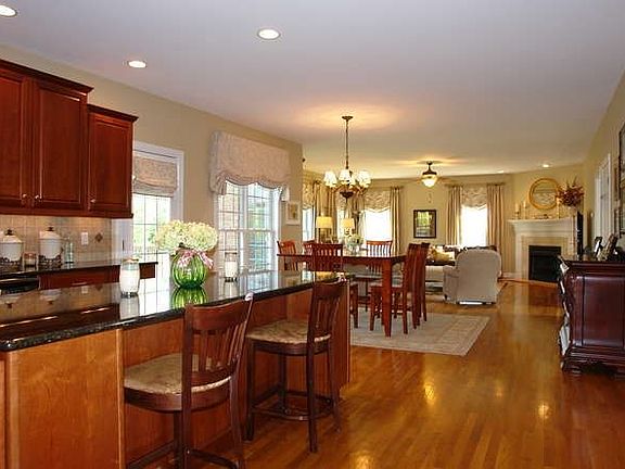 4th image of 133 Beacon Hill Pl