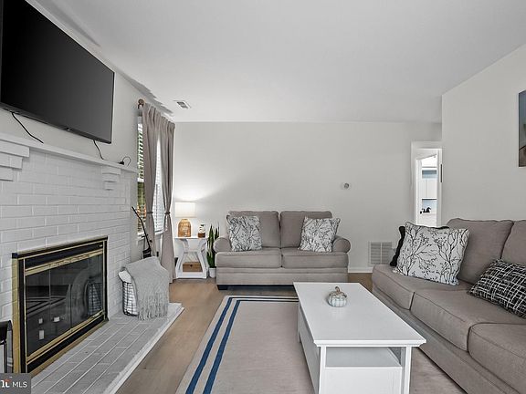 5th image of 303 Dawson St APT 101