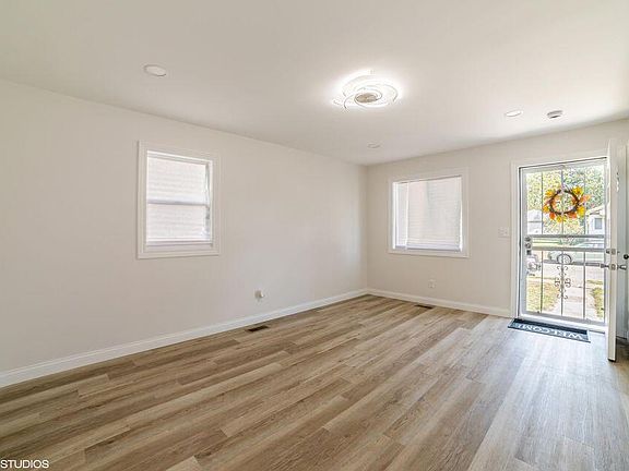 4th image of 3940 Pierce St