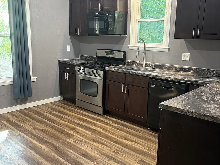 402 N Linn St — Photo 8