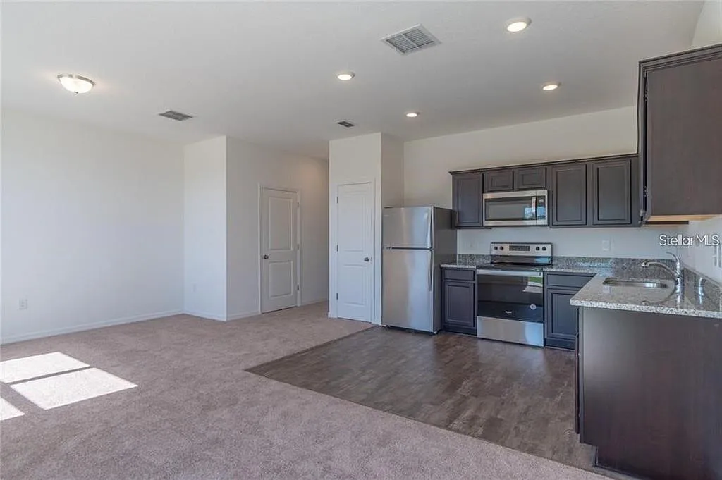 3 bed, 2.5 bath, 1404 sqft, $1,750 — Photo 3