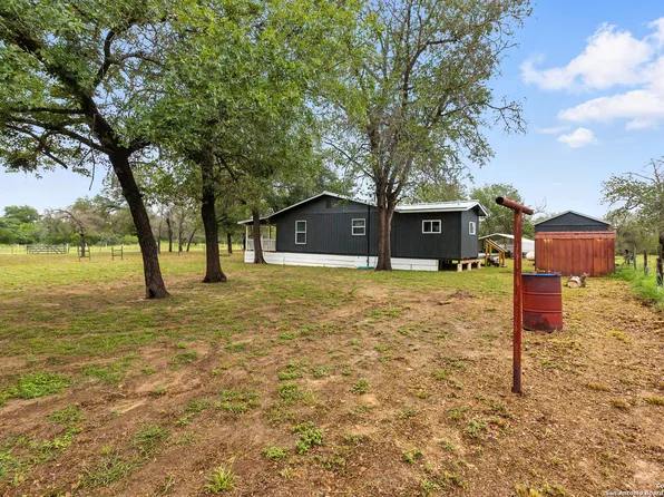 125 County Road 6814, Natalia, TX 78059