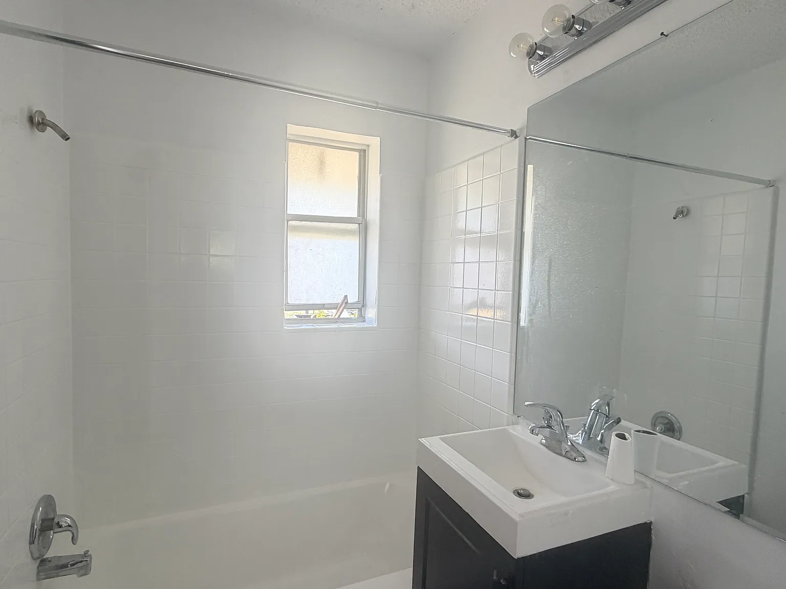 3 bed, 1150 sqft, $1,999 — Photo 3