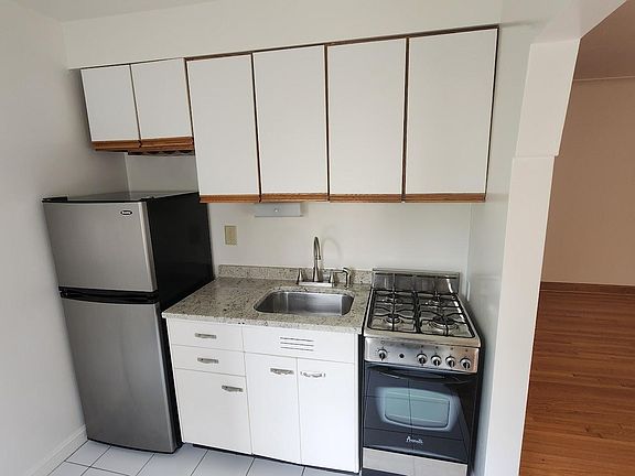 5th image of 227 Montrose Pl APT 203