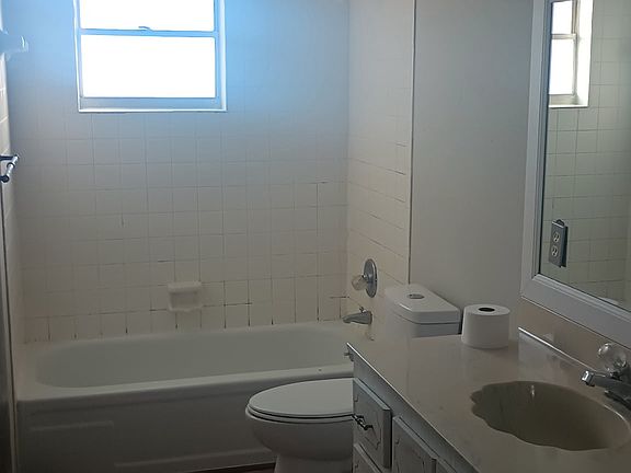 4th image of 1601 Carrington Ave