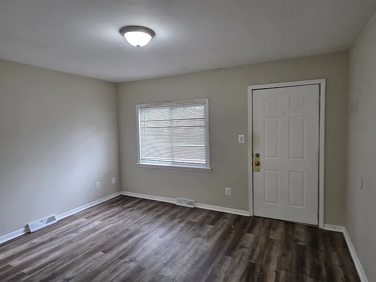 11289 Chalmers Ave — Photo 4