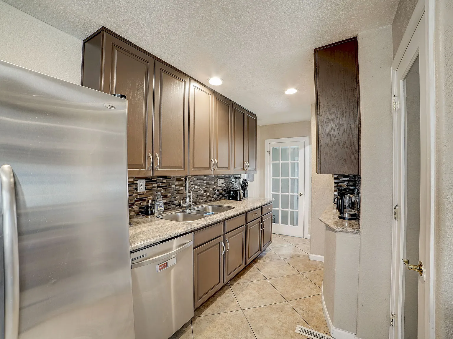 7 bed, 2467 sqft, $725 — Photo 4