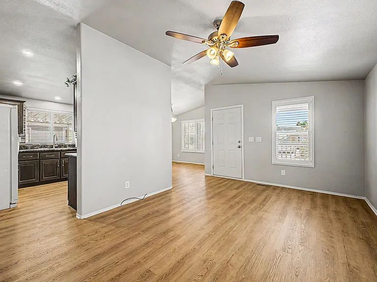 1702 E Michelle Dr — Photo 4