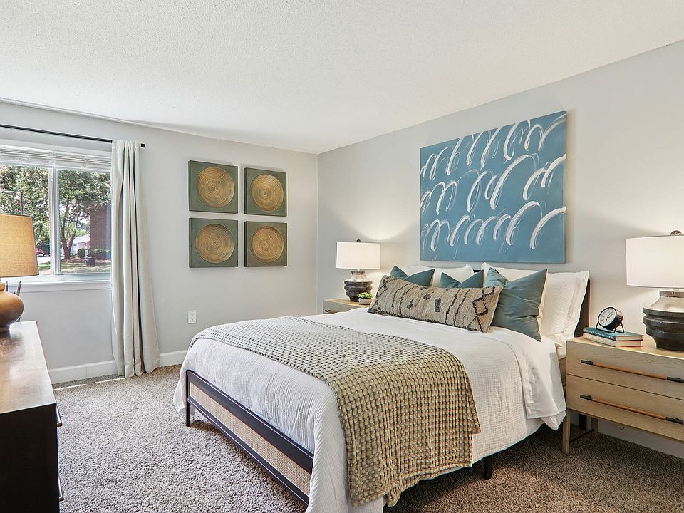 22-web-or-mls-Pinecroft Dr Model unit-022