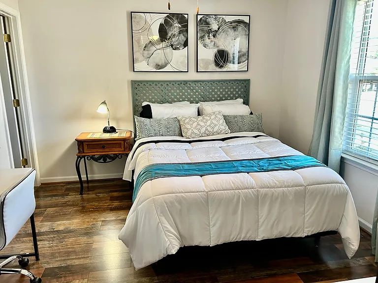 Bedroom 2 (Queen bed)