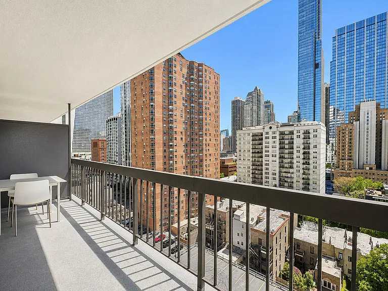 33 W Delaware Pl #15E — Photo 8
