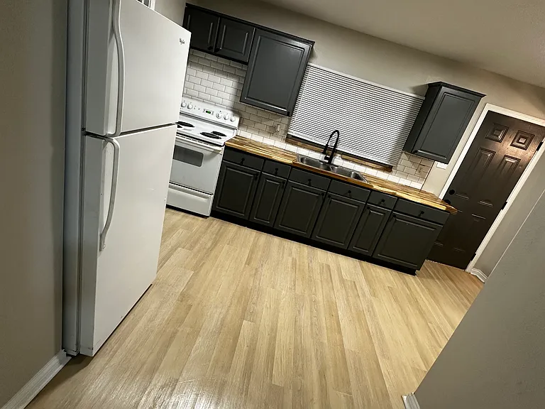 1179 Groff Ave — Photo 5