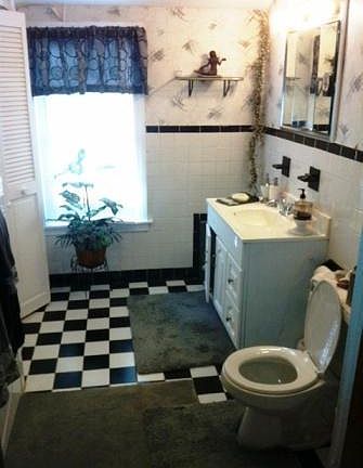 Bathroom with tub/shower and linen closet