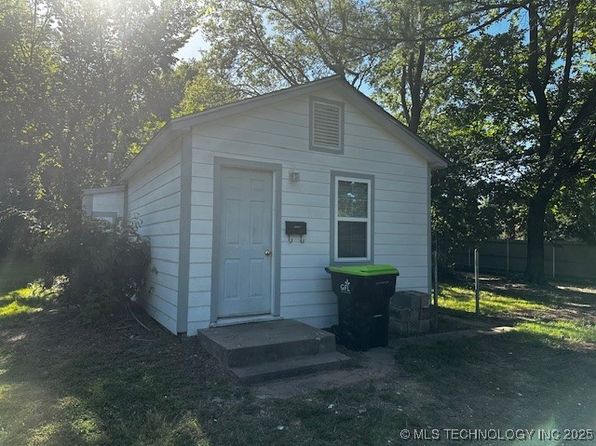 1201 E 8th St #B