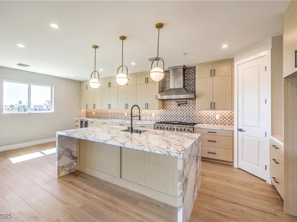 8316 Broad Peak Dr, Las Vegas, NV 89131