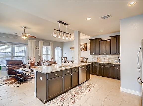3rd image of 305 Lightcliff St