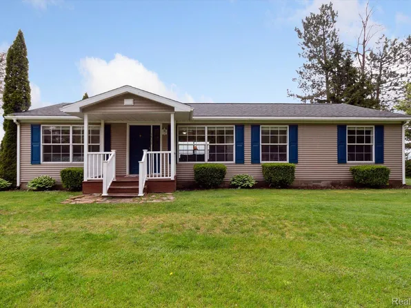 1515 Lakeside Dr, Harbor Beach, MI 48441