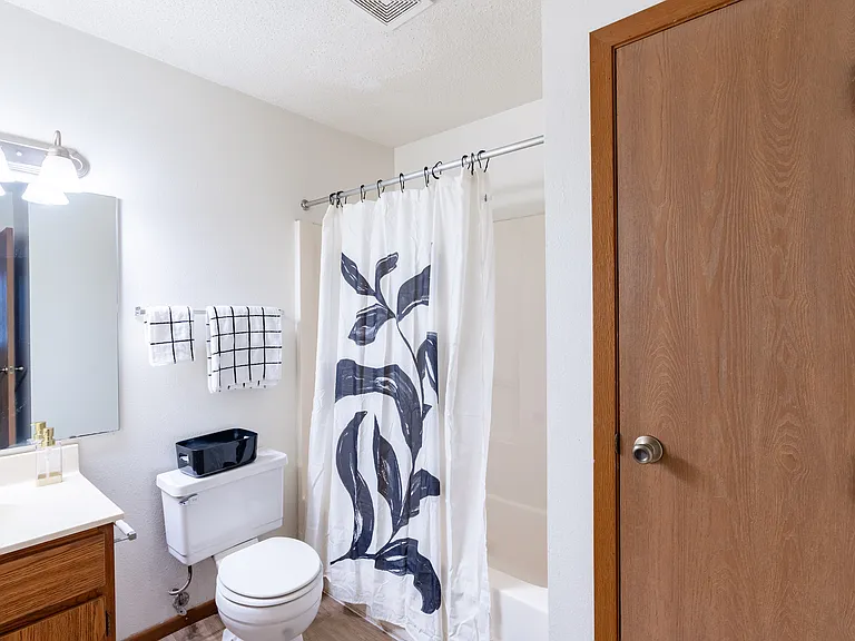 Fargo, ND Candlelight Apartments | 01A | Bathroom
