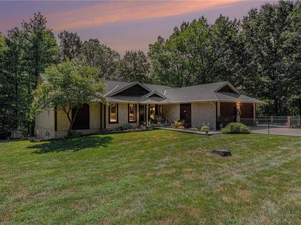 5011 Century Dr, Smithville, MO 64089