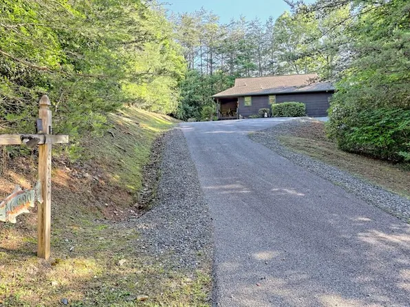 6980 Jessie Dr, Hiawassee, GA 30546