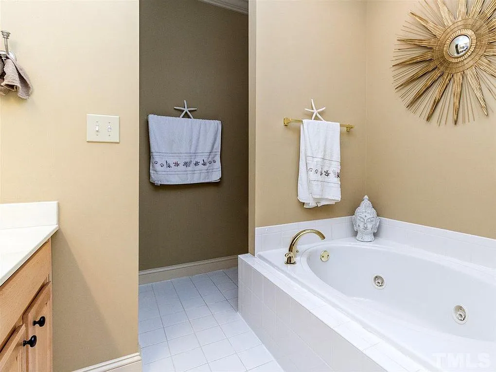 4 bed, 3.5 bath, 2427 sqft, $2,800 — Photo 4