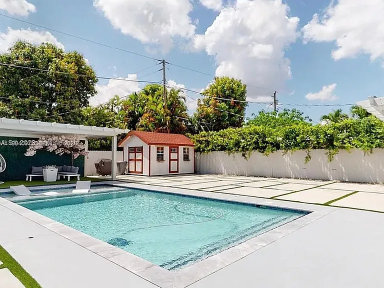1220 NW 37th Ave — Photo 3