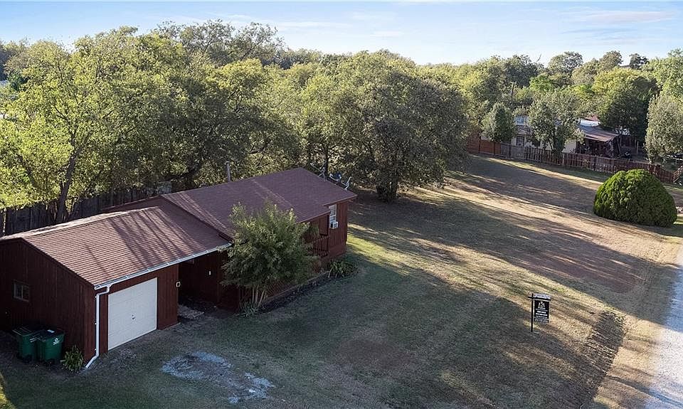 1st image of 915 Cove Trl