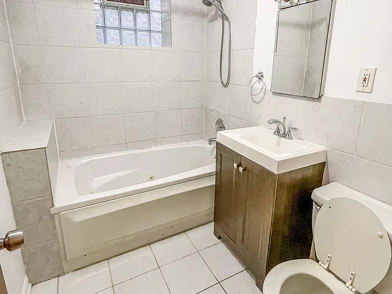 2152 W Division St #2R — Photo 9