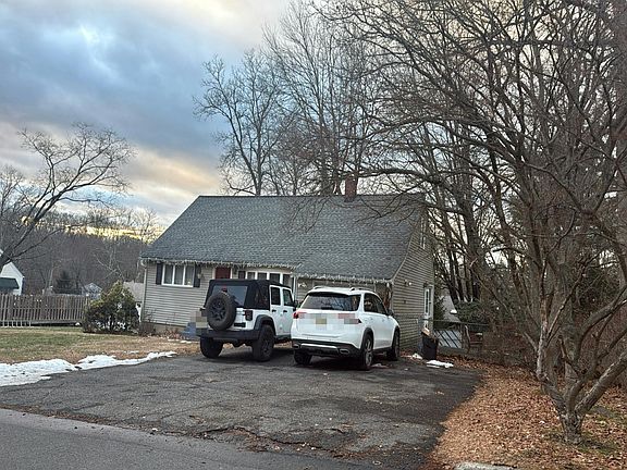 2nd image of 121 Split Rock Ln