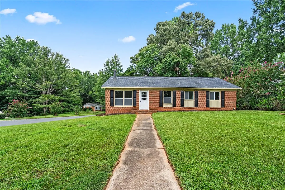 3 bed, 1227 sqft, $2,095 — Photo 2