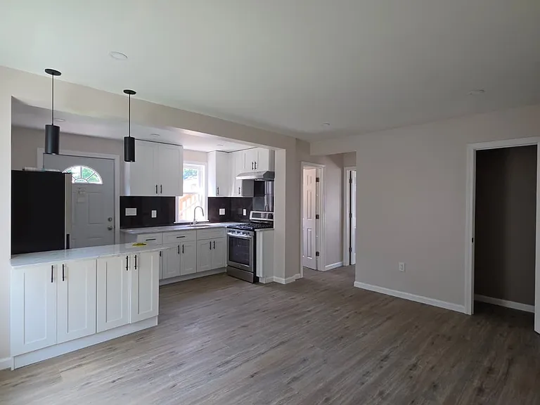 429 Burnside Ave — Photo 7