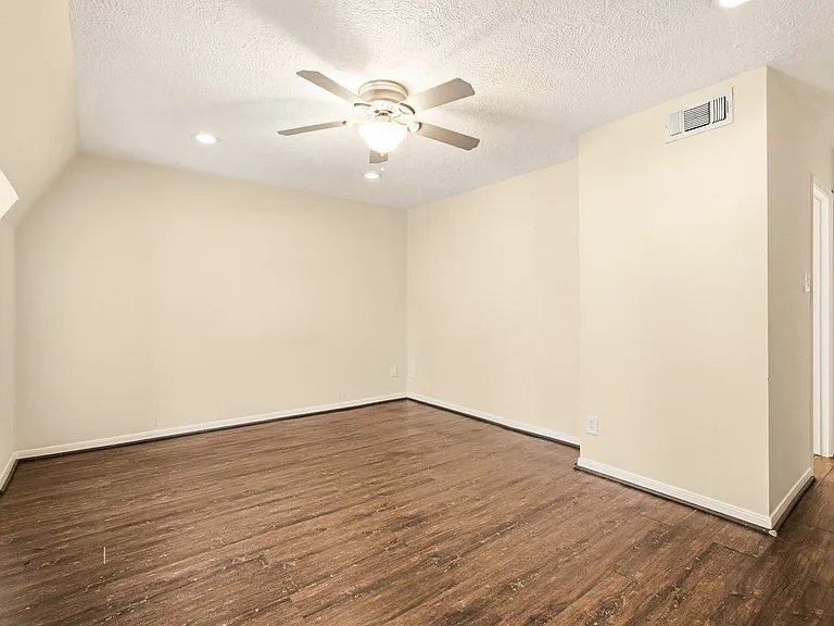 496 N Post Oak Ln — Photo 25