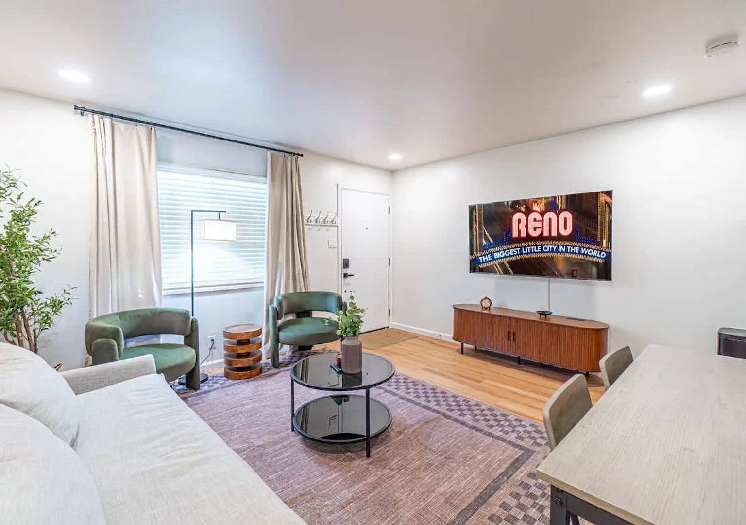 Designer Living Pet-Friendly Unr 2bd 1ba — Photo 3